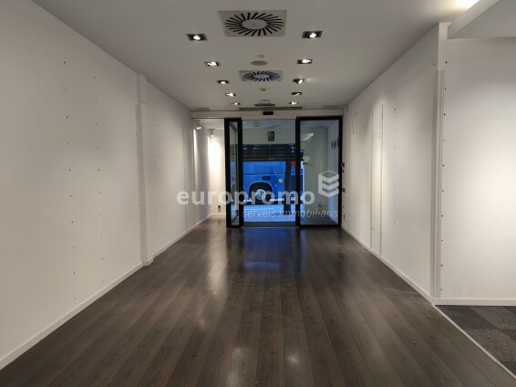 Fantàstic local de 78 m² situat a primera línia i millor zona comercial de la ciutat!